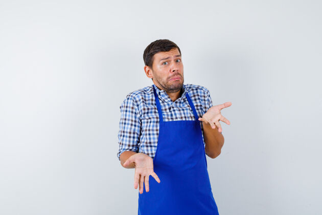 年轻穿着蓝色围裙和衬衫的年轻男厨师衬衫帅哥围裙