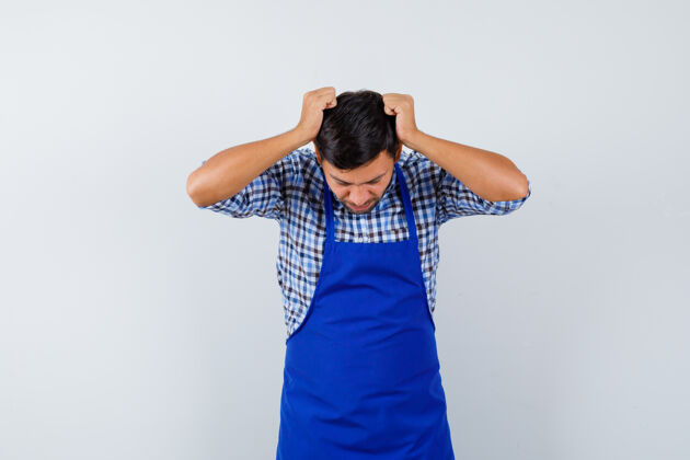 男士穿着蓝色围裙和衬衫的年轻男厨师围裙成人厨师