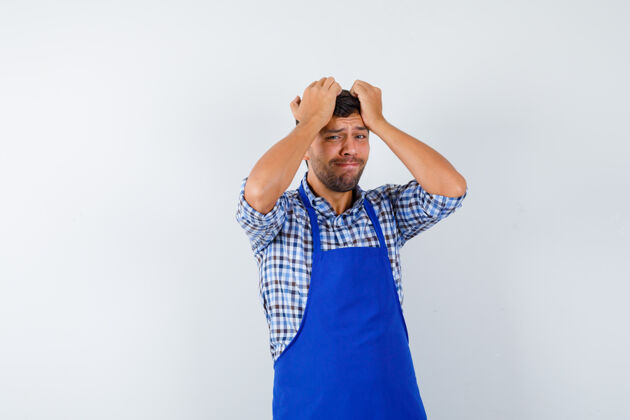 制服穿着蓝色围裙和衬衫的年轻男厨师成人男士男士