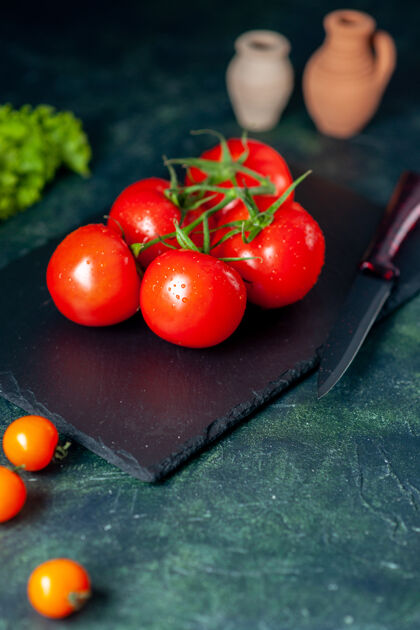 一餐前视图新鲜的红色西红柿在黑暗的背景下新鲜番茄蔬菜