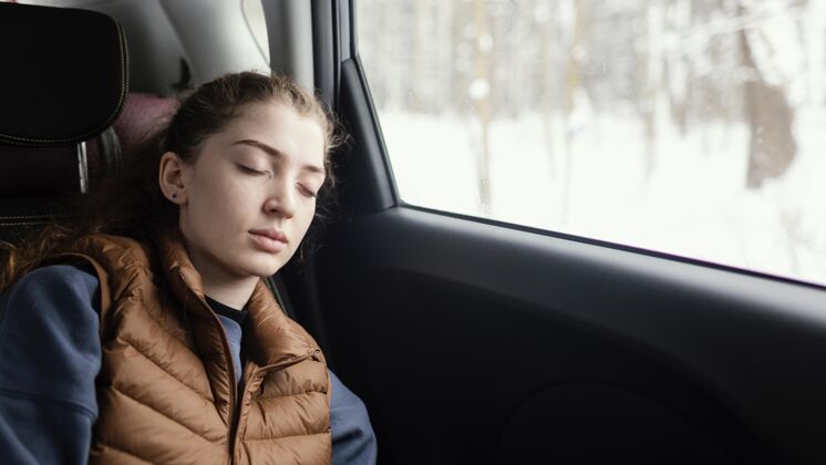 旅游旅行时睡在车里的女人女人汽车睡觉