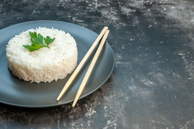 美味近距离观看美味的米饭在盘子里服务晚餐米饭