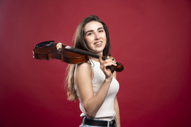小提琴手持小提琴的年轻美女木头女人音乐家