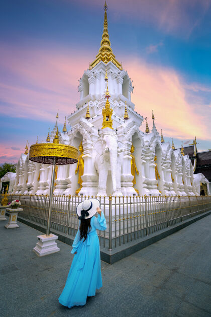 历史游客在泰国清莱的华侨城参观艺术佛教美丽