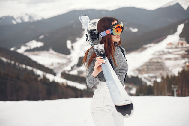 眼镜年轻活跃的黑发滑雪雪山上的女人寒冷自然肖像