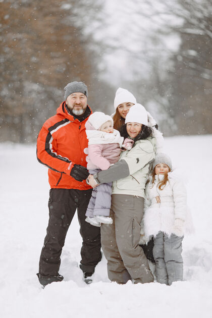 冷家庭圣诞假期祖父母带着孩子人们在照相机前摆姿势人幼儿高级