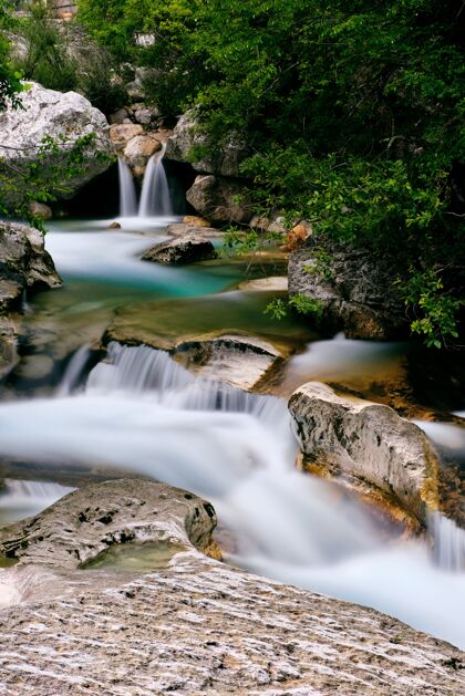 自然惊心动魄的法国绍特杜卢普瀑布拍摄瀑布背景岩石
