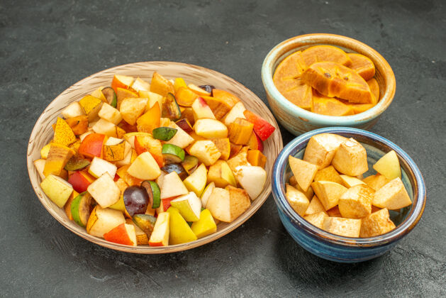 前面前视图水果沙拉与新鲜切片水果在灰色桌上树水果新鲜蔬菜碗水果沙拉