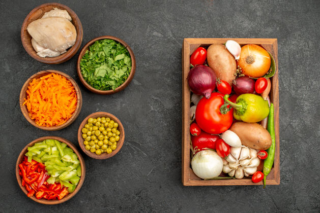 沙拉顶视图沙拉配料与鸡肉和绿色的深色办公桌健康沙拉减肥食品沙拉配料深色蔬菜
