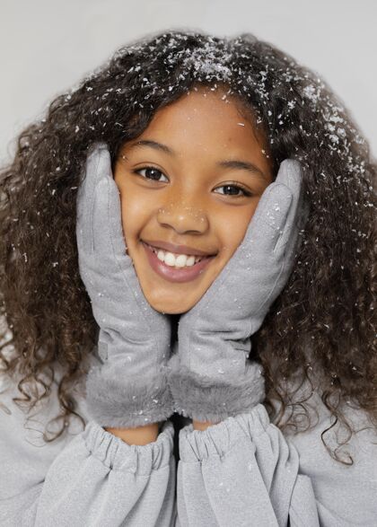 垂直特写笑脸女孩与雪姿势可爱肖像