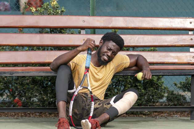 网球年轻人在网球场上打球网球场练习运动