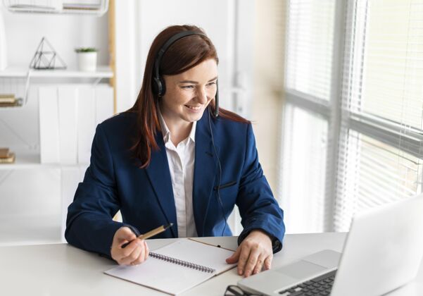 办公室工作中的肖像女性在笔记本电脑上进行视频通话办公桌女士模型