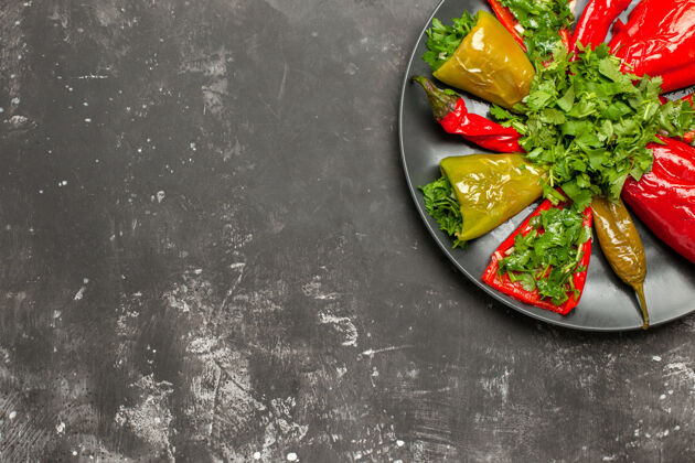 平底锅顶部特写观察板上的辣椒红色和绿色辣椒与草药的桌子上饮食菜肴膳食