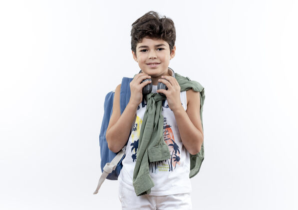 小小男生背着书包 戴着耳机 手放在白色背景上的耳机上手戴上小学生