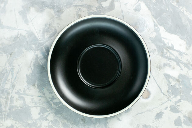 低音顶视图黑色盘子上形成一个白色的空圆形表面盘子玻璃食品的颜色视图生的玻璃
