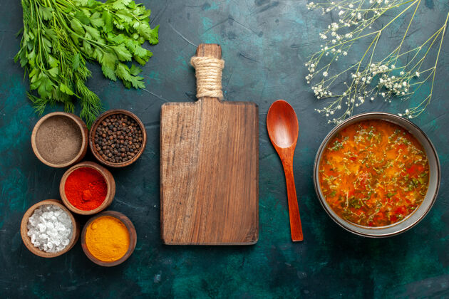 原料俯瞰美味的蔬菜汤配上不同调味料的深绿色面食菜汤配料产品汤蔬菜不同