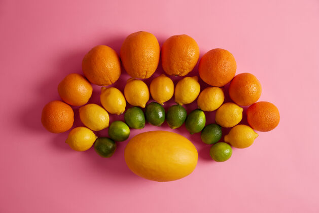 橙子新鲜成熟的柑橘类水果混合 围绕着黄瓜呈半圆形排列 生吃富含维生素和营养素 水果种类繁多 俯视平坦 健康饮食 丰收 节食理念素食甜瓜景观