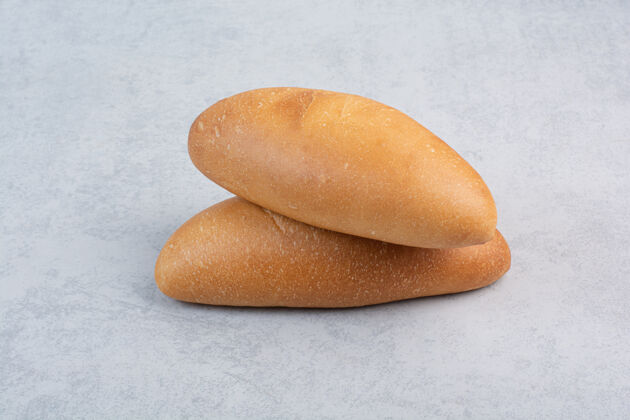 自制石头表面的新鲜面包食品混凝土面包卷