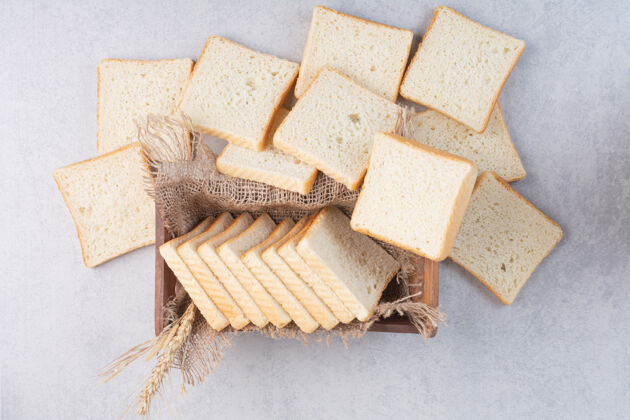 切木篓里的烤面包片食品面包房营养