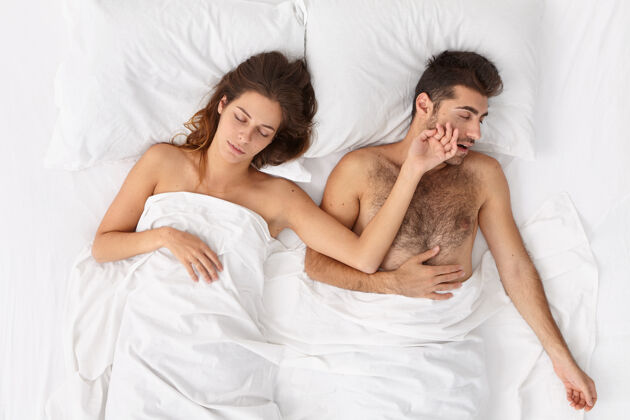 夜晚人 休息和睡眠的概念放松的家庭夫妇睡在舒适的床上 看到愉快的梦 女人伸出手对丈夫 有懒惰的一天 不想醒得很早男人舒适睡觉