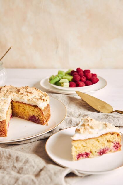 食物美味可口的蛋糕 盘子里放着香肠和覆盆子传统的蛋糕美味的蛋糕