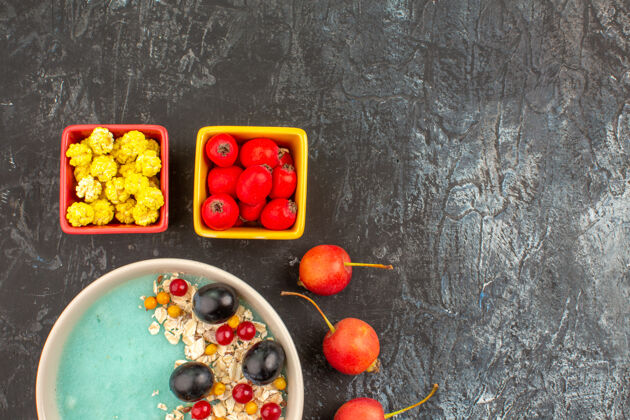 五颜六色顶部特写查看浆果黄色糖果樱桃彩色浆果在碗里健康膳食糖果