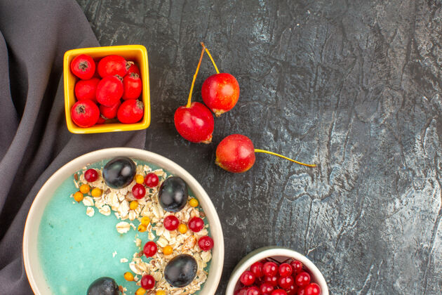 营养顶部特写查看浆果彩色浆果燕麦碗在桌布上浆果五颜六色燕麦片