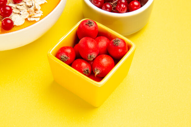 成熟侧面特写查看浆果黄色桌子上的浆果燕麦碗饮食多汁食品
