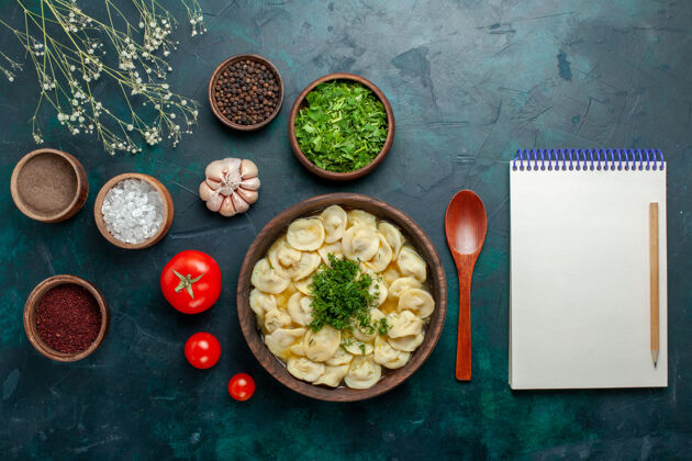 生的俯瞰美味的饺子汤与不同的调味料对绿桌汤食品肉面团蔬菜膳食汤午餐