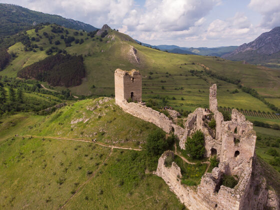 历史在罗马尼亚特兰西瓦尼亚的里梅泰亚 空中拍摄了一座神奇的中世纪堡垒森林空中天空