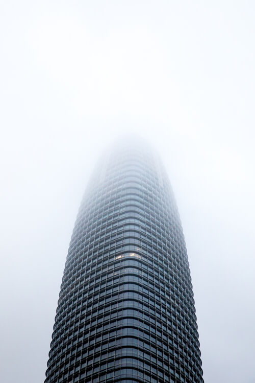 摩天大楼黑色高楼的低角度雾塔大楼