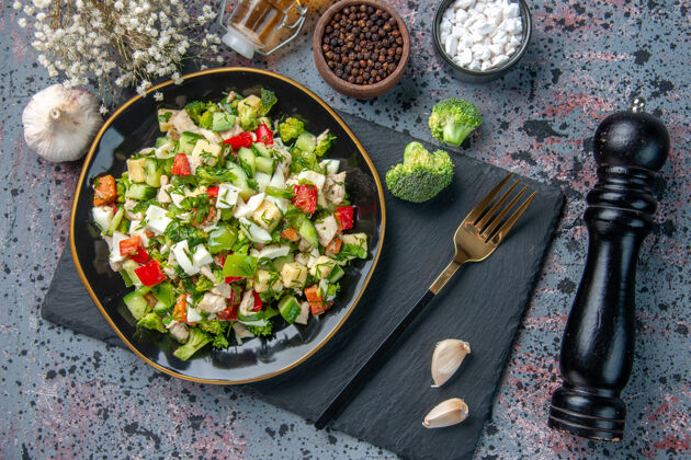 沙拉顶视图蔬菜沙拉 带叉子 深色背景 成熟健康食品 饮食 餐厅 彩色午餐美食晚餐胡椒