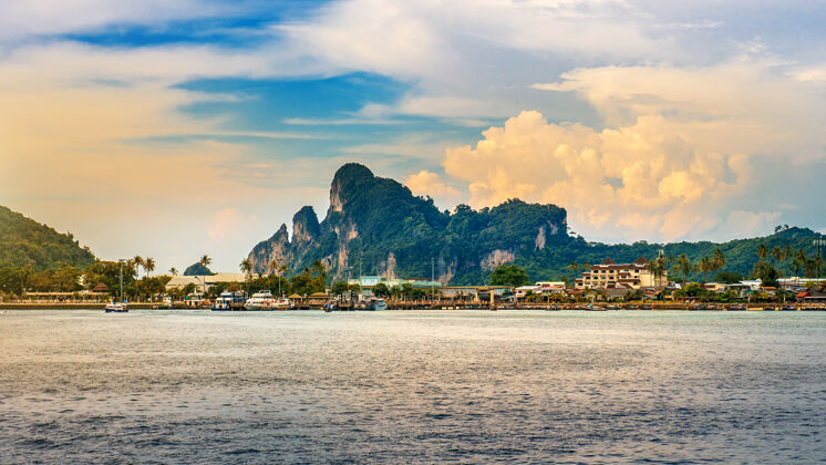 放松泰国的菲菲岛和海洋天堂景观岩石