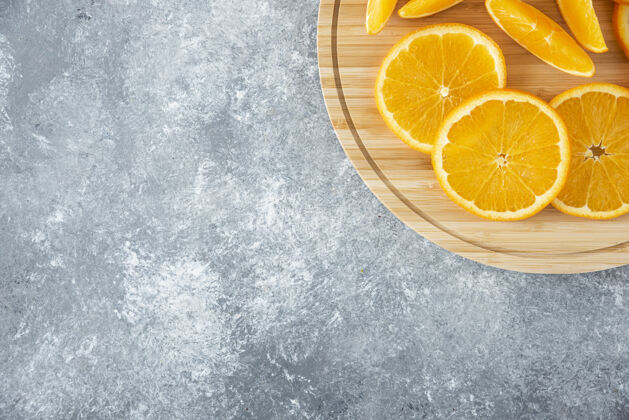 健康饮食石桌上放满了橙子汁的木板顶视图美味复制空间