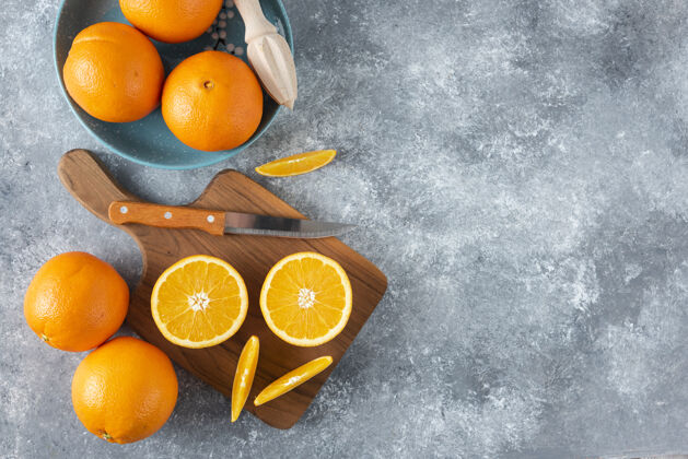 多汁把橙子切成片 放在木板上 再放上整个橙子提神味道柑橘