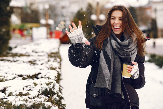 情感穿黑夹克喝咖啡的女人的特写照片城市自然霜冻
