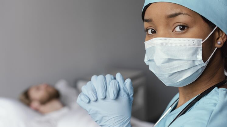 面罩特写带着面具的忧心忡忡的女人医学生活方式医生