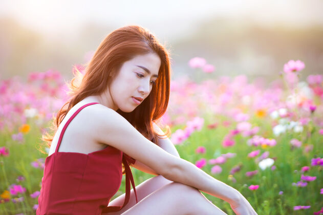 美丽年轻漂亮的女人 带着一朵宇宙之花后院和平自然