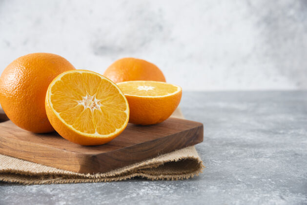 酸味石桌上放满了橙子汁的木板提神维生素c柑橘