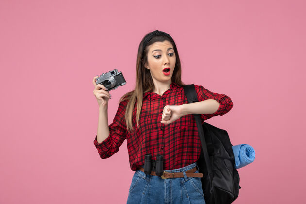 人正面图：穿着红色衬衫的年轻女性 带相机 背景为粉色的女性模特照片脸肖像相机