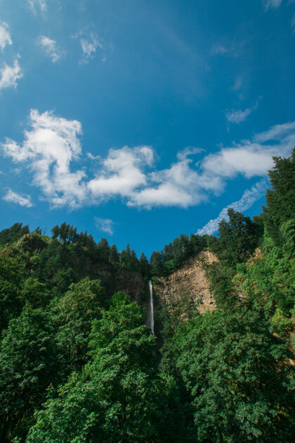 瀑布群山蓝天自然天空树