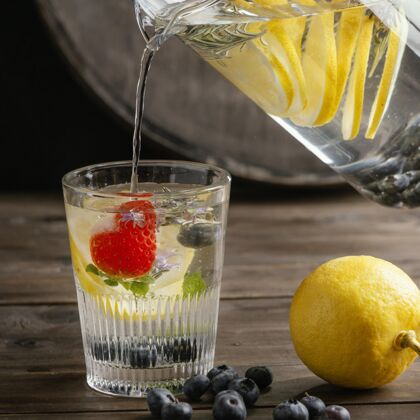不含酒精健康的柠檬水在玻璃排列提神饮食配料