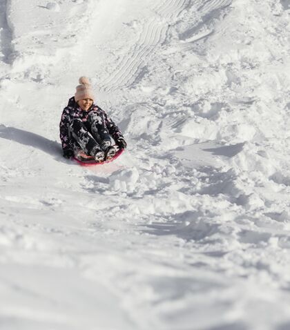 下雪全镜头快乐女孩？在户外的雪地里乐趣家庭冒险