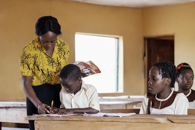 学校在课堂上教孩子的非洲女人课堂学习青年