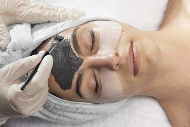 女性在美容院放松的女人护理眉毛治疗美容