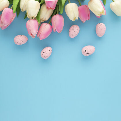 花束复活节请柬与郁金香在蓝色背景与复制空间复活节彩蛋复活节快乐花卉
