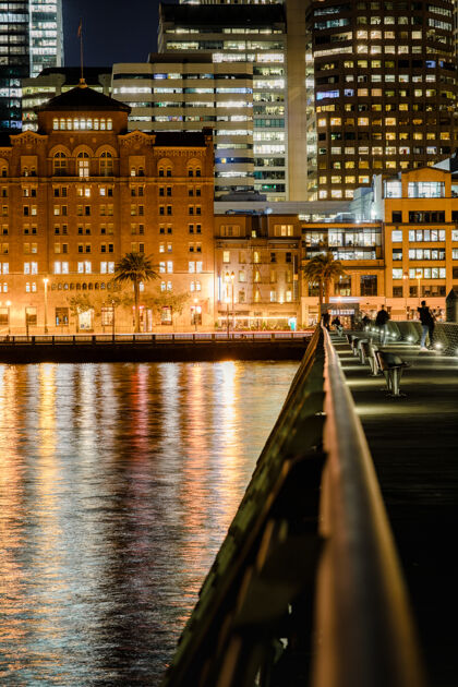 大都市城市与建筑物的照片在夜间港口码头桥梁