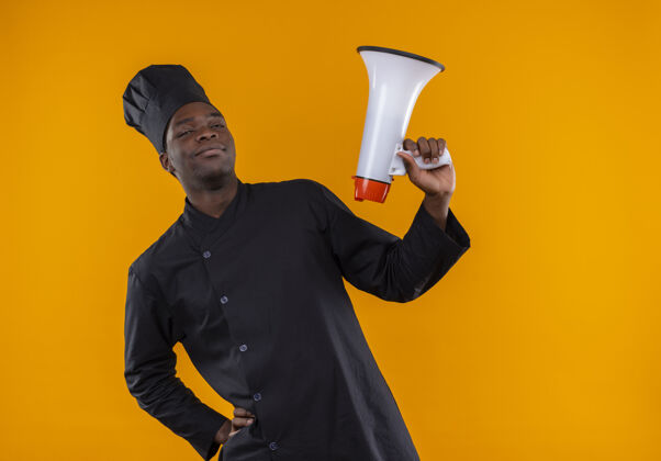 橙色年轻自信的美国黑人厨师身着厨师制服 手持橙色扬声器 留有复印空间复制空间自信
