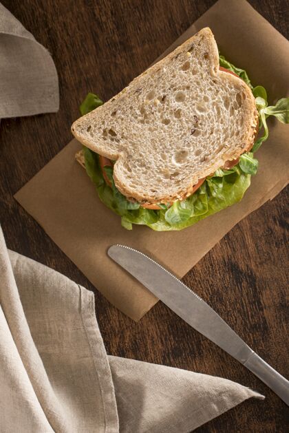面包高角度的烤面包三明治配绿色和西红柿自制垂直佳肴