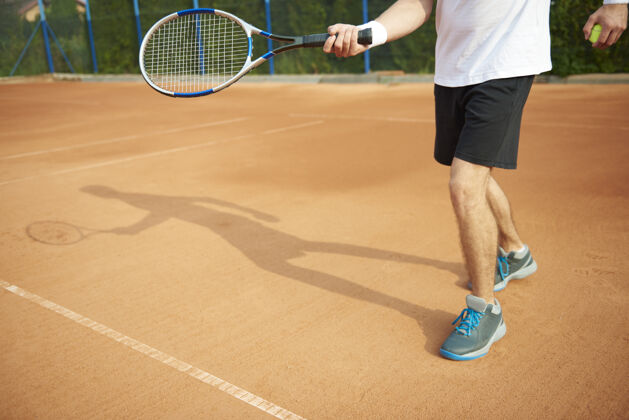 抱球场上网球运动员的影子继续前进不认识的人网球